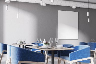 Mavi sandalye, bir çatı kafe köşesinde poster