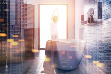 Beyaz ve koyu ahşap banyo yan görünüm tonda