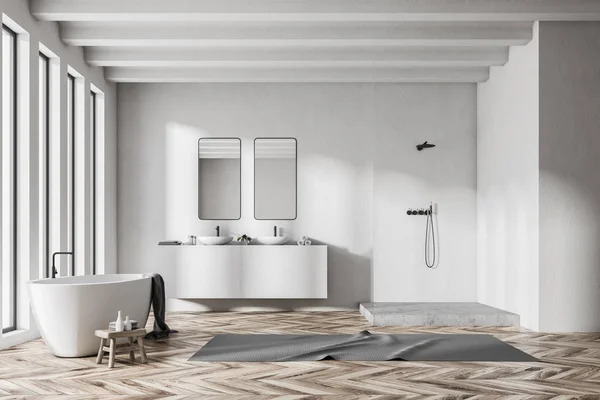 Badezimmer mit Holzdecke - Stockfotografie: lizenzfreie Fotos