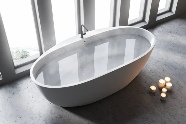 Blick von oben auf ein Loft-Badezimmer mit Badewanne — Stockfoto