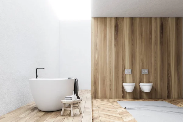 Interior do banheiro branco e de madeira, vista lateral — Fotografia de Stock
