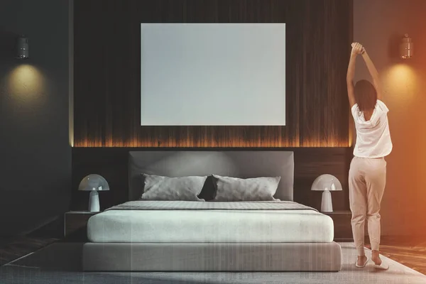 Koyu ahşap İskandinav yatak odası, poster, kadın — Stok fotoğraf