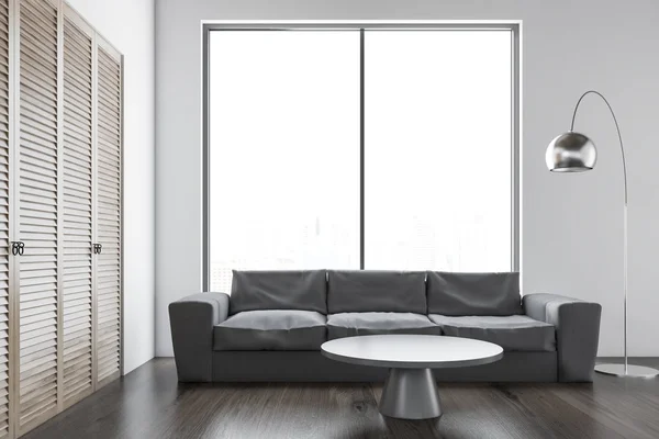 Интерьер гостиной с белой стеной, диван — стоковое фото