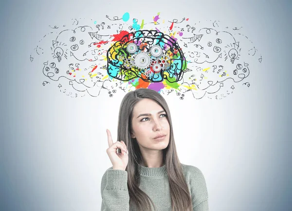 Cog beyin, yeşil işaret içinde düşünceli kadın