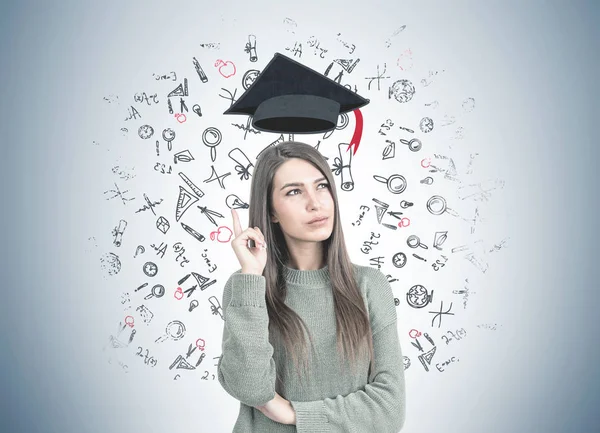 Femme réfléchie en vert pointant vers le haut, l'éducation — Photo