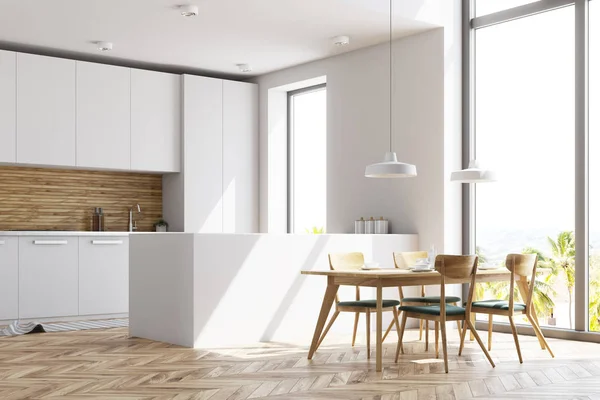 Cozinha branca e de madeira com uma mesa, vista lateral — Fotografia de Stock