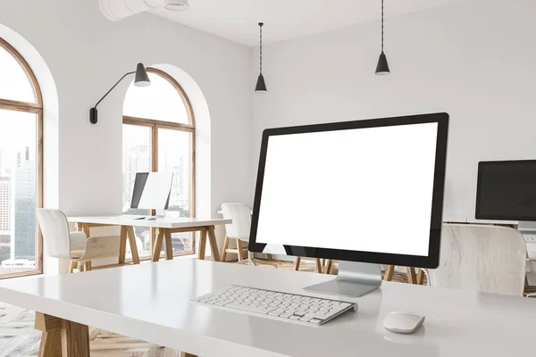 Mock up ecran de calculator pe o masă de birou — Fotografie, imagine de stoc