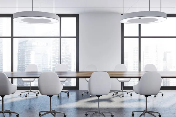 Białe wnętrze w sali konferencyjnej, białe krzesła po stronie — Zdjęcie stockowe