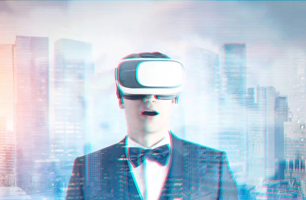 Astonished man in VR glasses, cityscape — Stock Photo, Image