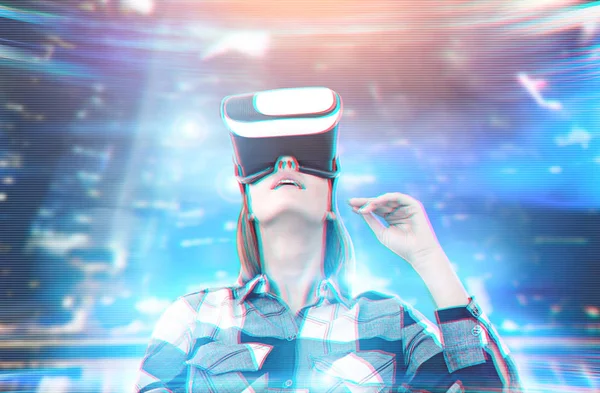 Хипстерская девушка, футуристический VR интерфейс — стоковое фото