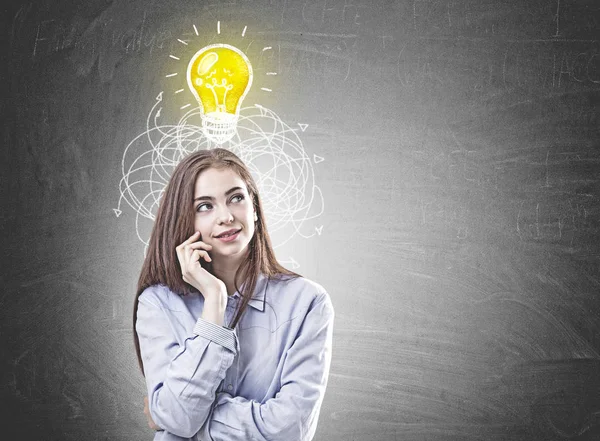 Mujer joven soñadora con una camisa azul, idea — Foto de Stock