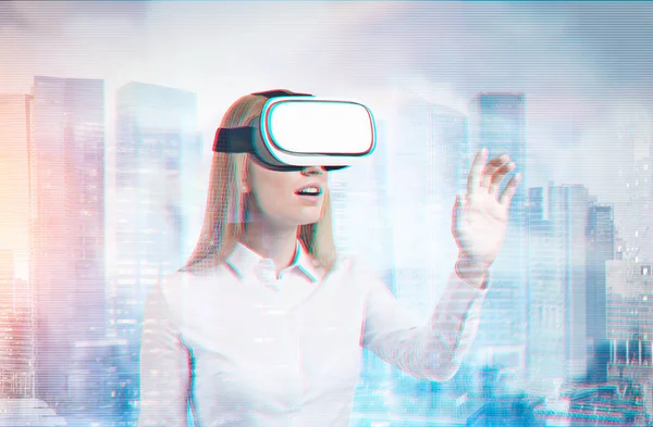 Blonde businesswoman VR glasses city — Stock Photo, Image