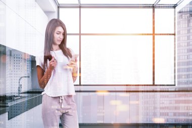 Bir çatı katı mutfak kadında