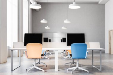 Turuncu ve mavi sandalye ofis iç yakın çekim