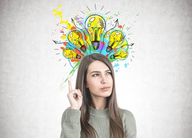 Yaratıcı, yeşil işaret içinde düşünceli kadın