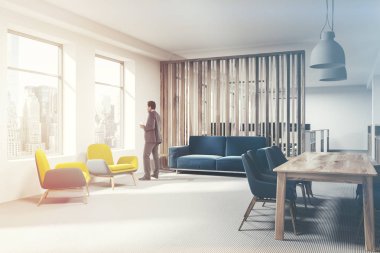 Ahşap ofis bekleme odası köşesi, adam