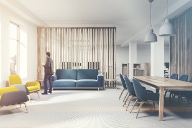 Ahşap ofis bekleme odası iç, adam