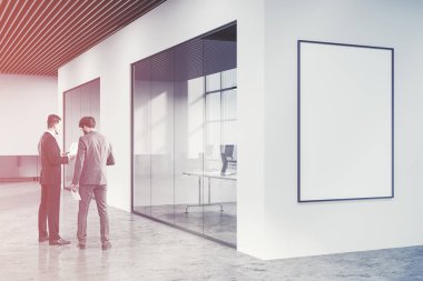 Loft beyaz açık alan office lobi, poster insanlar