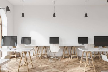 Loft beyaz açık alan ofis, ahşap zemin