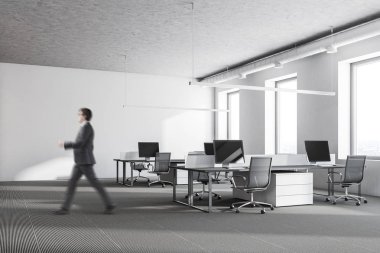 Beyaz bir ofiste iş adamı