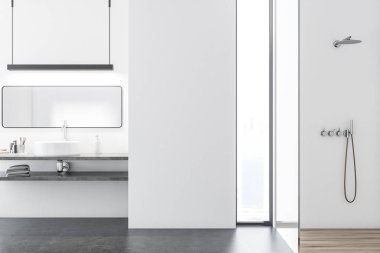 Beyaz duş ve lavabo