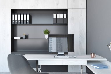 Bilgisayar ekranı ile office çalışma alanı'nın yakın çekim