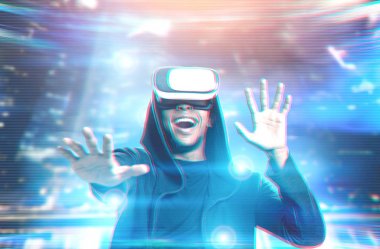 Afrika kökenli Amerikalı adam VR oyun oynuyor