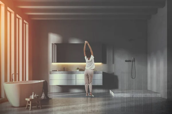 Loft Szary łazienka wnętrza kobieta stonowanych — Zdjęcie stockowe