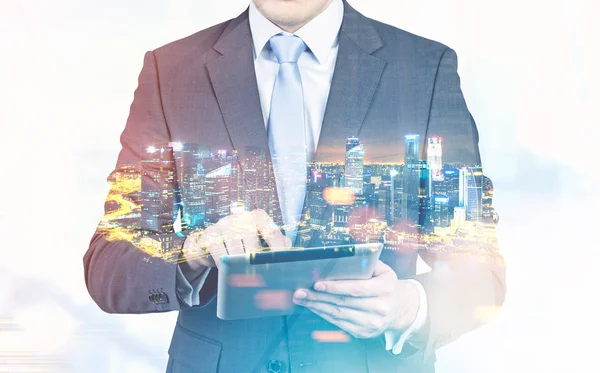 Geschäftsmann mit Tablet-Computer, nächtliche Stadt — Stockfoto