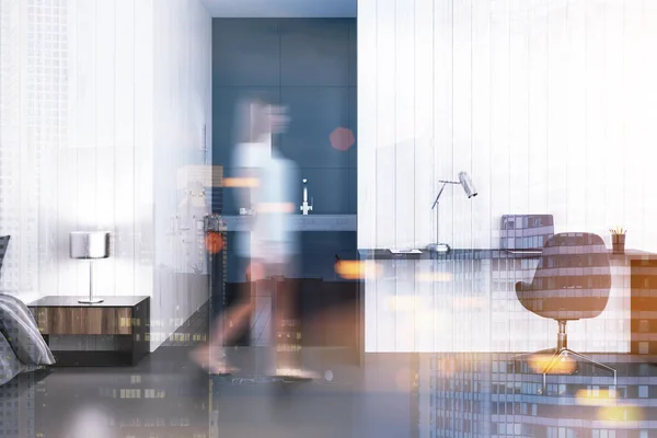 Mujer en un estudio blanco con un escritorio de computadora — Foto de Stock