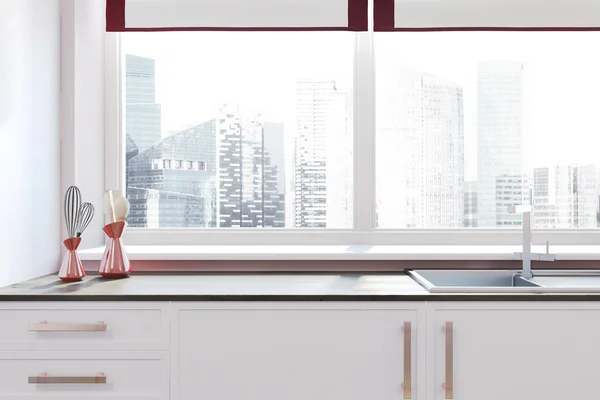 Lavello bianco vicino alla finestra con paesaggio urbano — Foto Stock