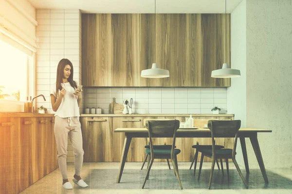 Ahşap mutfak ve yemek odası, kadın