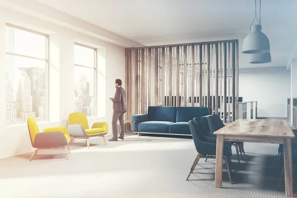 Ahşap ofis bekleme odası köşesi, adam