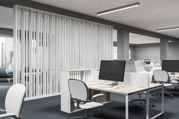 Cinza e madeira espaço aberto escritório vista lateral — Fotografia de Stock