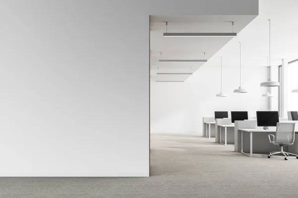 Σοφίτα εσωτερικό λευκό γραφείο, κοροϊδεύω επάνω σε τοίχο — Φωτογραφία Αρχείου