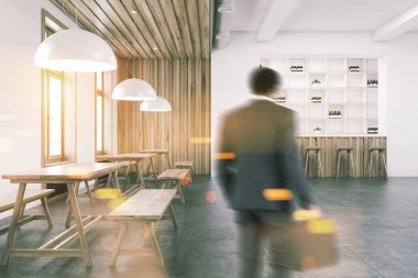 Bir ağaç ve beyaz duvar kafe iç bir beton zemin, ahşap masa ve banklar ile Afrika kökenli Amerikalı adam. Açık bir görünüm. 3D render sahte kadar Çift tonlu görüntü pozlaması