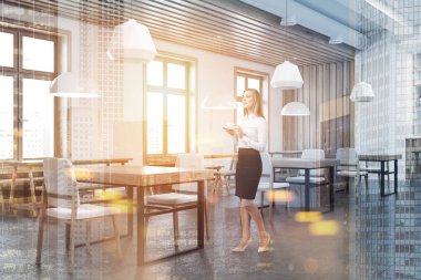 Bir beton zemin, banklar ve sandalyeler ile ahşap masa ile ahşap ve beyaz duvar bar iç. Şişe rafları olan çubuk. Bir tarafı sarışın bir kadın görüntüleyin. 3D render sahte kadar Çift tonlu görüntü pozlaması