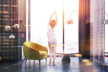 Görünümü panoramik pencerelere ve sarı koltuk yakınındaki bir sehpa ile modern bir odada uzanan bir kadının arka. 3D render resim çift pozlama tonda