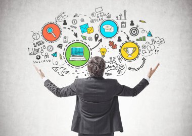 Arkadan görünüş genç başarılı işadamı ile ayakta eller havaya bir iş zaferini kutluyor. Beton duvar ile iş kroki kazanmak için bir yol