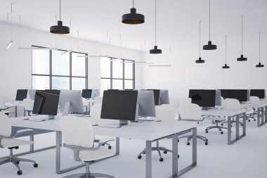 Beyaz masa ofis iç büyük pencereler, beyaz duvarlar ve zemin ve bilgisayar masaları satırları. 3D render alay