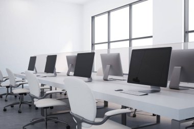 Beyaz masa ofis iç büyük pencereler, beyaz duvarlar ve siyah bir zemin ve bilgisayar masaları satırları. 3d render yakından alay