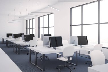 Beyaz masa ofis iç büyük pencereler, beyaz duvarlar ve siyah bir zemin ve bilgisayar masaları satırları. 3D render alay