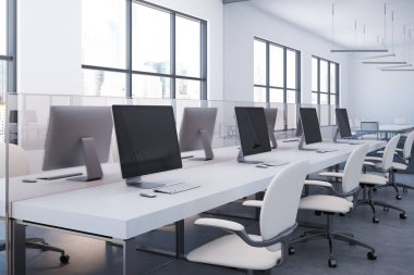 Büyük pencereler, beyaz duvarları, siyah bir zemin ve bilgisayar masaları satırlarının bir beyaz masa ofis iç yan görünüm. 3D render alay