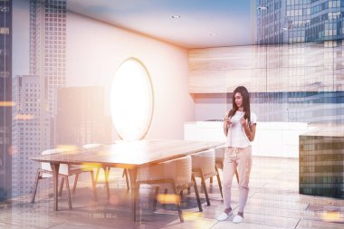 Yuvarlak pencere ile gri mutfak, ahşap mutfak tezgahı ile inşa aletleri ve hafif bir ahşap zemin. Kadın 3d render sahte kadar Çift tonlu görüntü pozlaması