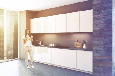 Loft siyah ve ahşap duvar mutfak köşe bir beton zemin ile beyaz ve gri mutfak tezgahı. Bir kadın 3d render alay tonda görüntüsü
