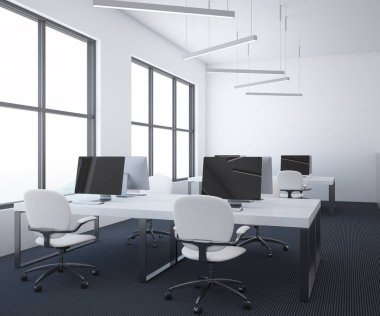 Beyaz masa açık plan ofis iç büyük pencereler, beyaz duvarlar ve siyah bir zemin ve bilgisayar masaları satırları. Açık bir ivew. 3D render alay