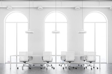 Beyaz duvar konferans odası iç bir beton zemin, beyaz uzun beyaz bir tabloyla ile bunun etrafında duran başkanı ve windows kemerli. 3D render alay