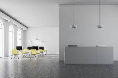 Resepsiyon Masa ayakta açık plan ofis parlak sarı sandalye ve satır masanın üzerinde bilgisayar ile bir beton zemin üzerinde beyaz. 3D render alay