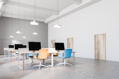 Turuncu ve mavi sandalye açık ofis iç bir beton zemin bilgisayar masaları ve mavi ve turuncu Ofis koltukları onları yakın. Ahşap kapılar 3d render kadar alay