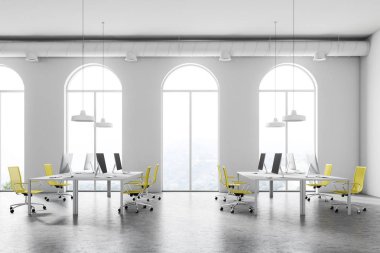 Minimalist ofis iç beyaz tablolarla, onları, bilgisayarlarda sandalye sarı, beyaz duvarlar ve windows kemerli. Yan görünümü. 3D render alay